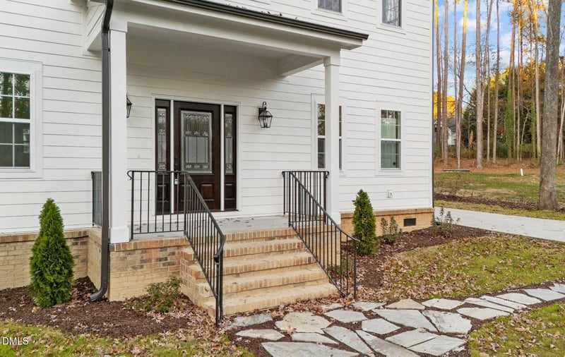 612 Lakeview Dr, Raleigh, NC 27603