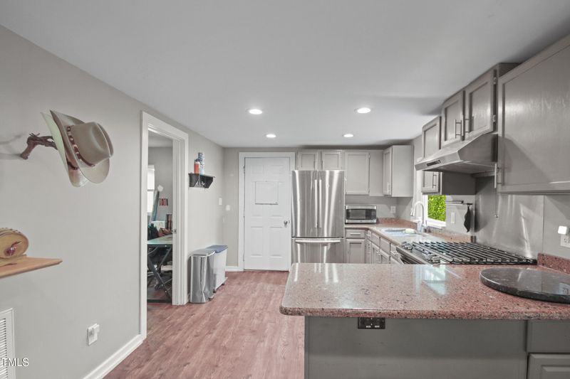 6121 Kelvin Dr, Durham, NC 27712