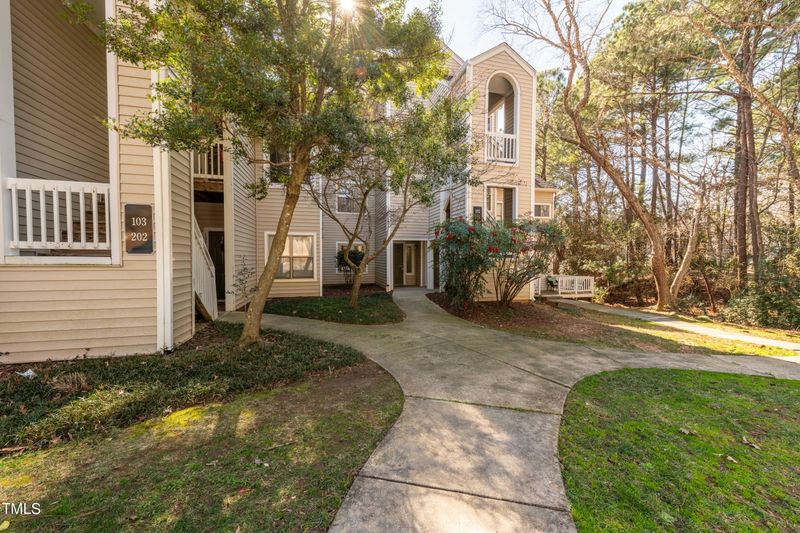 6121 Sunpointe Dr #102, Raleigh, NC 27606