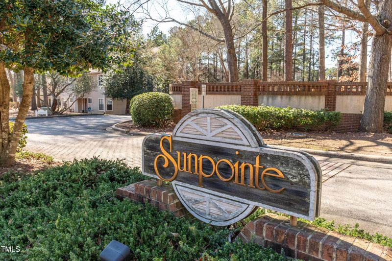 6121 Sunpointe Dr #102, Raleigh, NC 27606