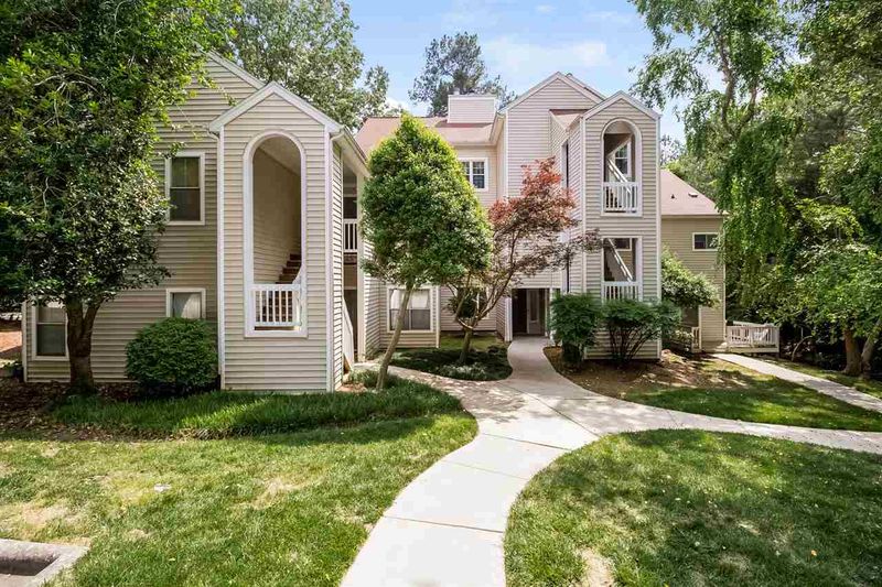 6121 Sunpointe Dr #301, Raleigh, NC 27606