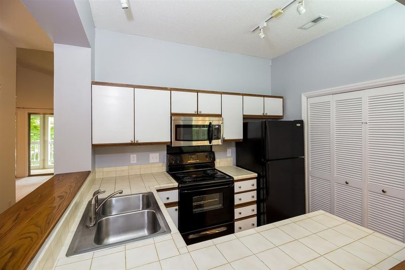 6121 Sunpointe Dr #301, Raleigh, NC 27606