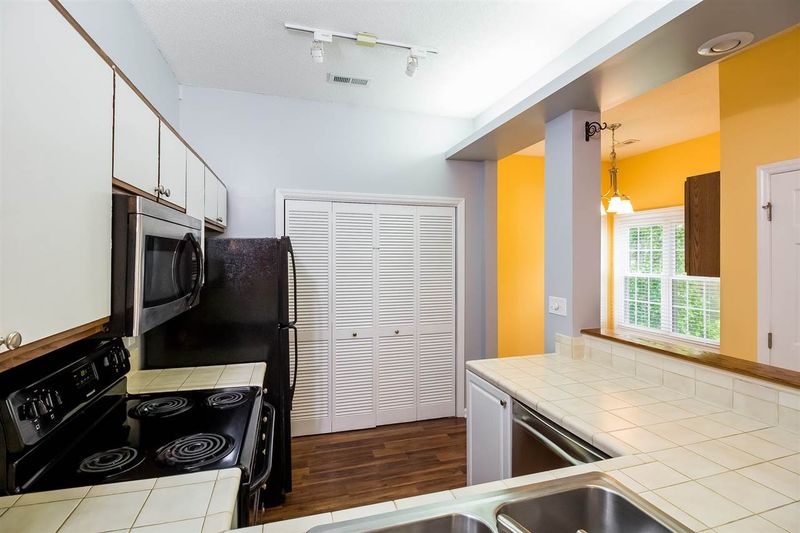 6121 Sunpointe Dr #301, Raleigh, NC 27606