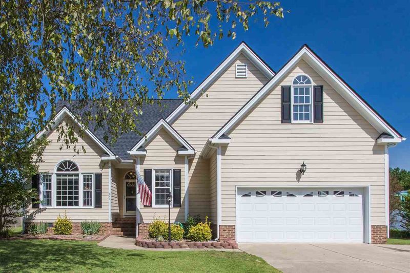 613 Occoneechee Dr, Fuquay Varina, NC 27526