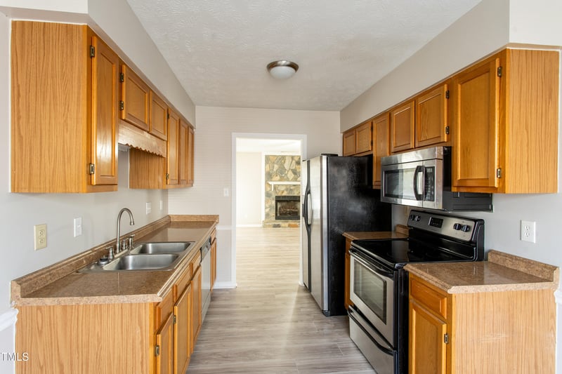613 Sunnybrook Dr, Hope Mills, NC 28348