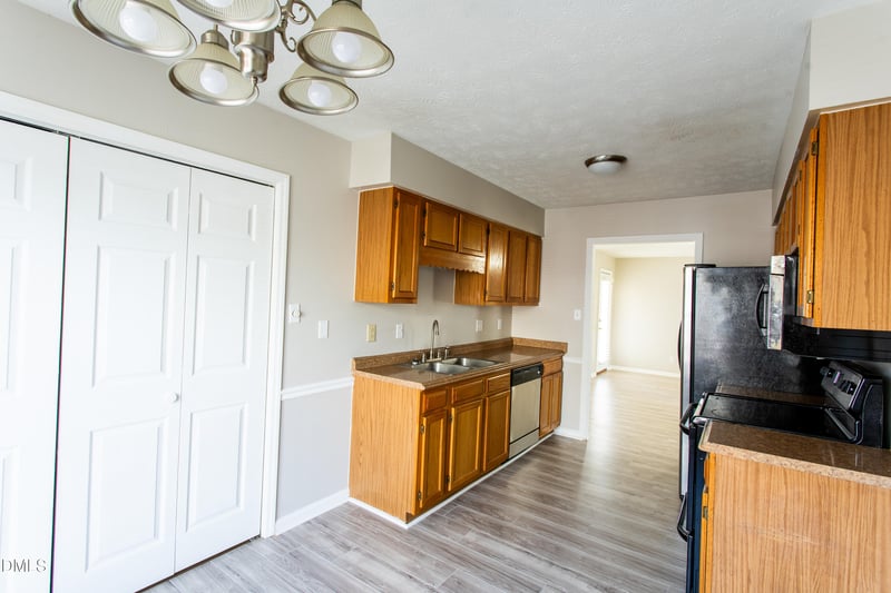 613 Sunnybrook Dr, Hope Mills, NC 28348