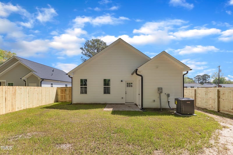 617 Ray St, Selma, NC 27576