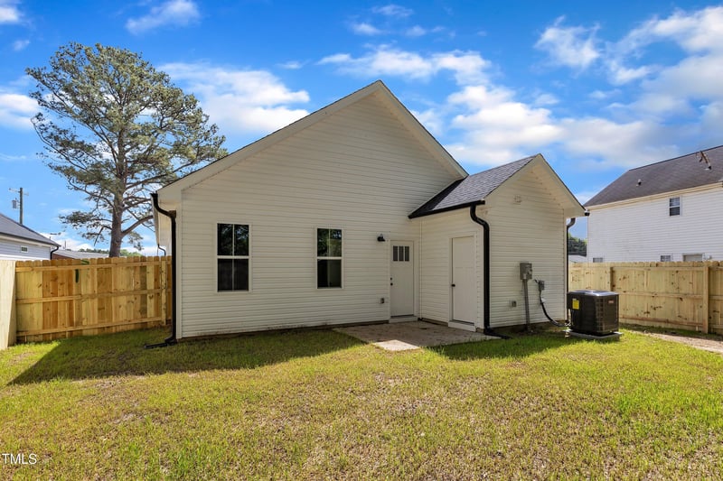 617 Ray St, Selma, NC 27576