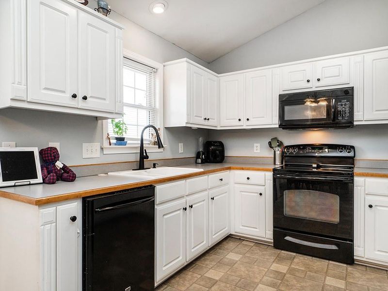 619 Clover Ct, Burlington, NC 27217