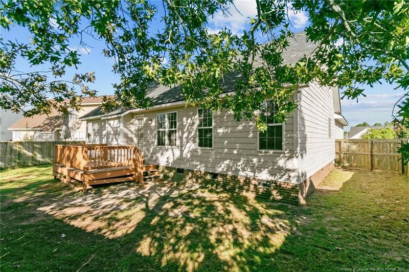 619 Fairbluff Dr, Hope Mills, NC 28348