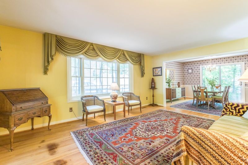 619 Longleaf Dr, Chapel Hill, NC 27517