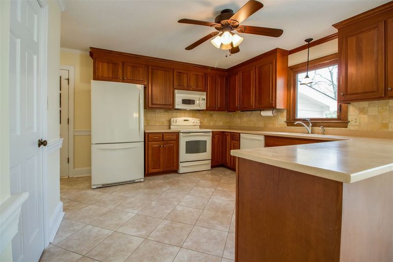 6201 Valley Estates Dr, Raleigh, NC 27612