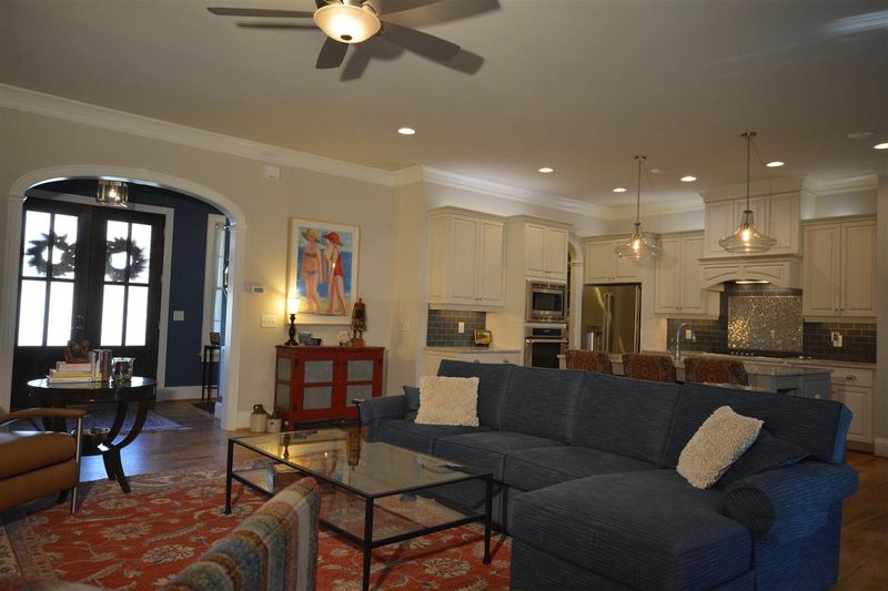 621 Manchester Dr, Raleigh, NC 27609