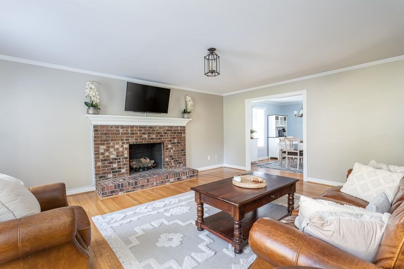 6212 Iris Dr, Raleigh, NC 27612