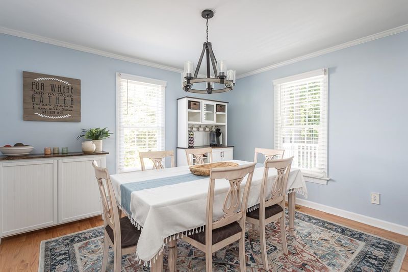 6212 Iris Dr, Raleigh, NC 27612