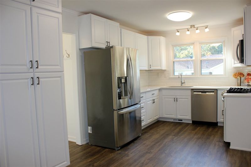 6217 Dixon Dr, Raleigh, NC 27609