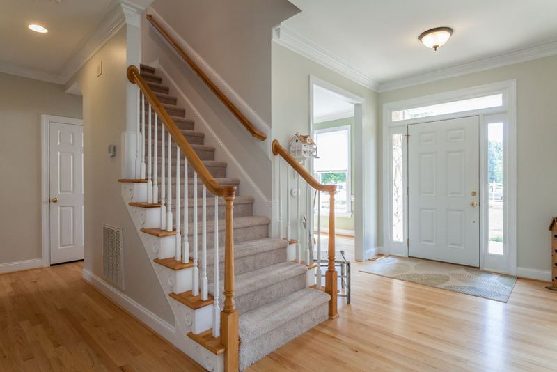 6221 Heatherstone Dr, Raleigh, NC 27606