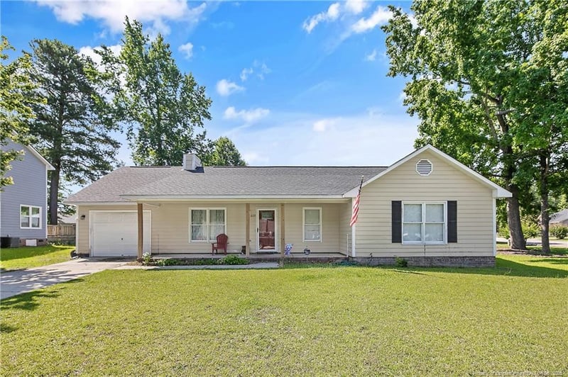 6221 Hedingham Dr, Hope Mills, NC 28348