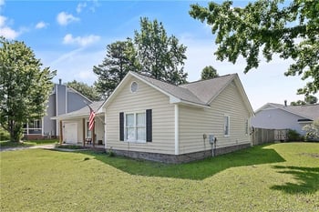 6221 Hedingham Dr, Hope Mills, NC 28348