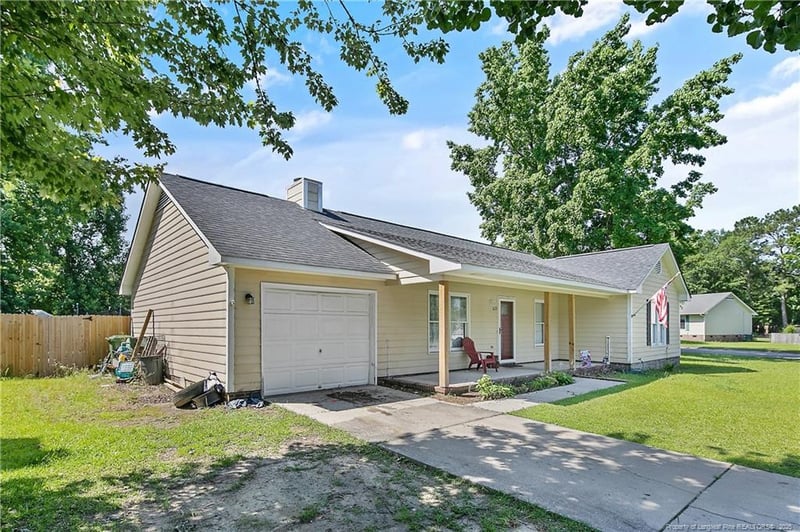 6221 Hedingham Dr, Hope Mills, NC 28348