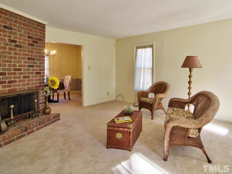 624 Hollyridge Dr, Durham, NC 27712