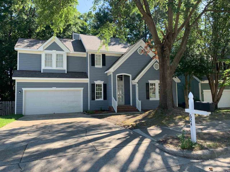 624 Penncross Dr, Raleigh, NC 27610