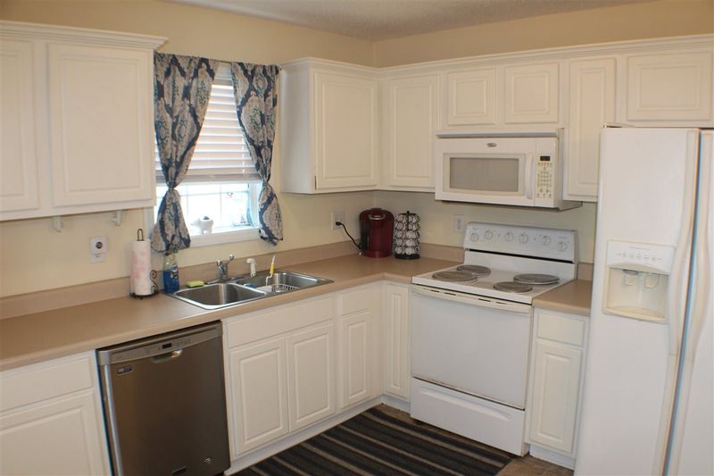 628 Avondale Dr, Clayton, NC 27520
