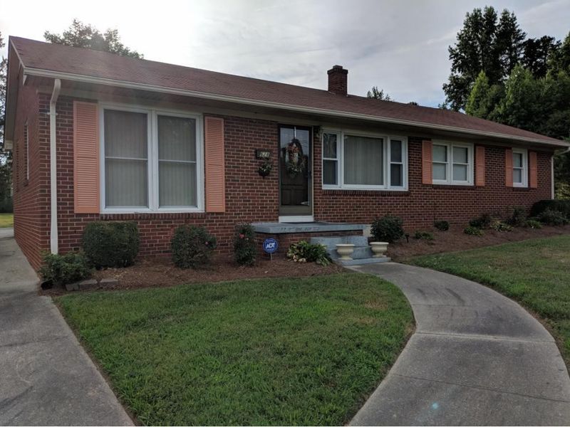 628 Crestview Dr, Burlington, NC 27217