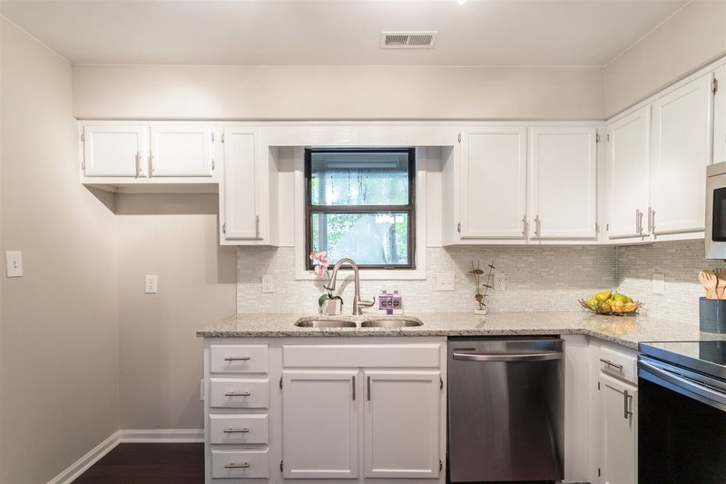 630 Applecross Dr, Cary, NC 27511