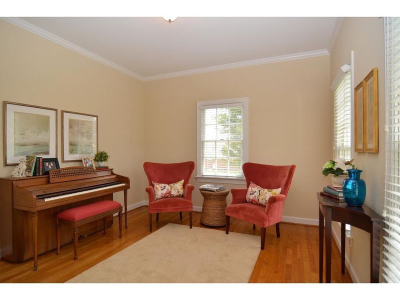 630 Meadowood Dr, Burlington, NC 27215