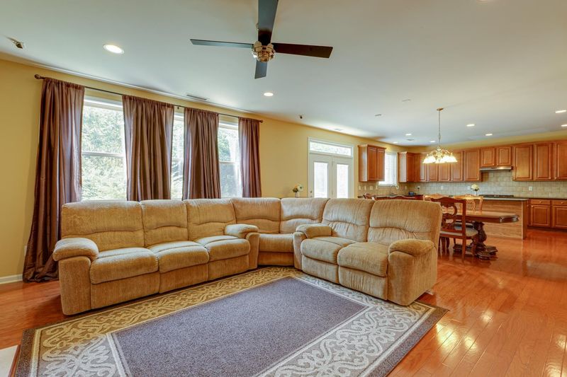 631 Piper Stream Cir, Cary, NC 27519