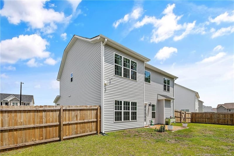 633 Amusement Dr, Hope Mills, NC 28348