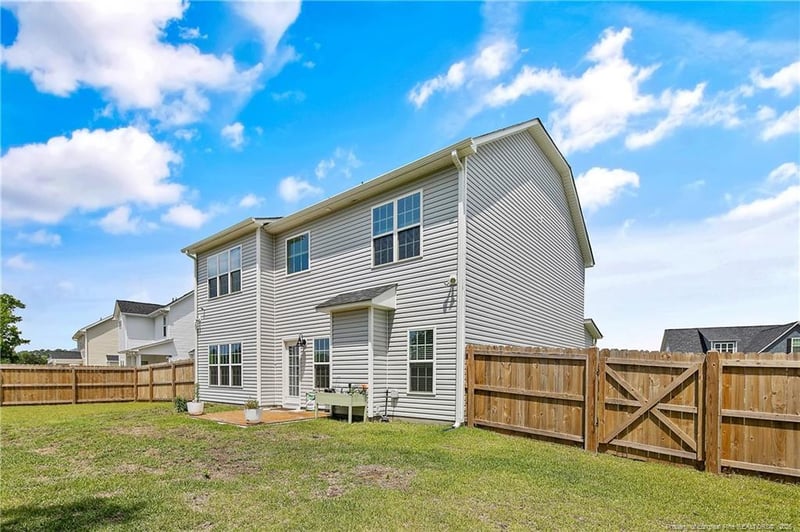 633 Amusement Dr, Hope Mills, NC 28348