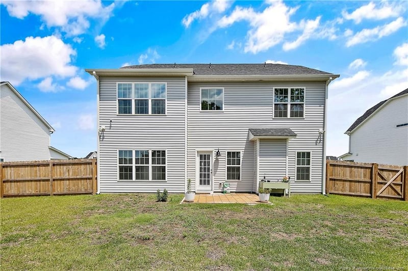 633 Amusement Dr, Hope Mills, NC 28348