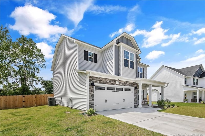 633 Amusement Dr, Hope Mills, NC 28348