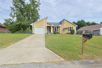 6346 Hawfield Dr, Fayetteville, NC 28303