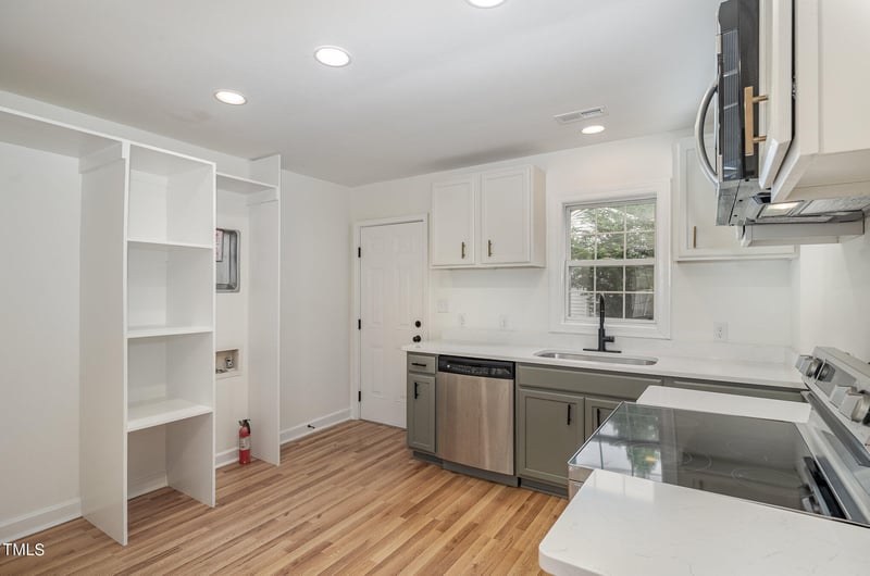637 Matthews St, Sanford, NC 27330