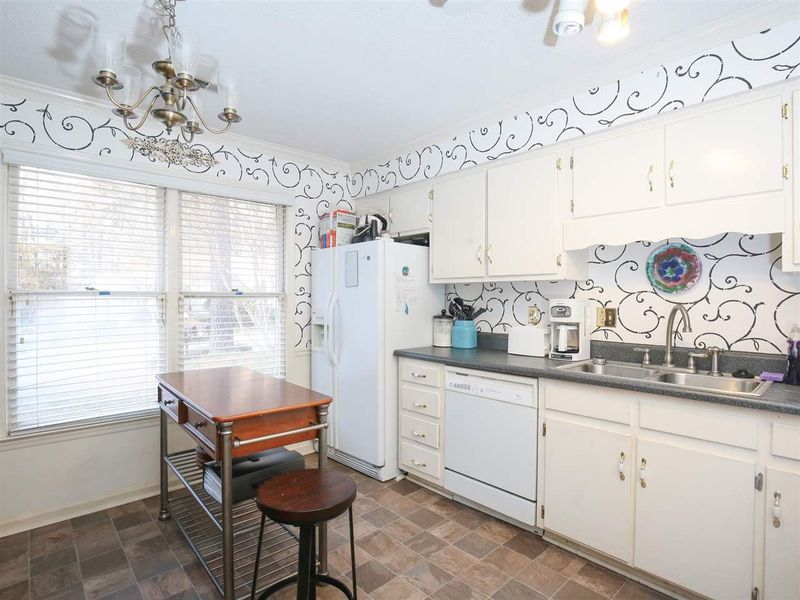 6418 Meadow View Dr, Raleigh, NC 27609