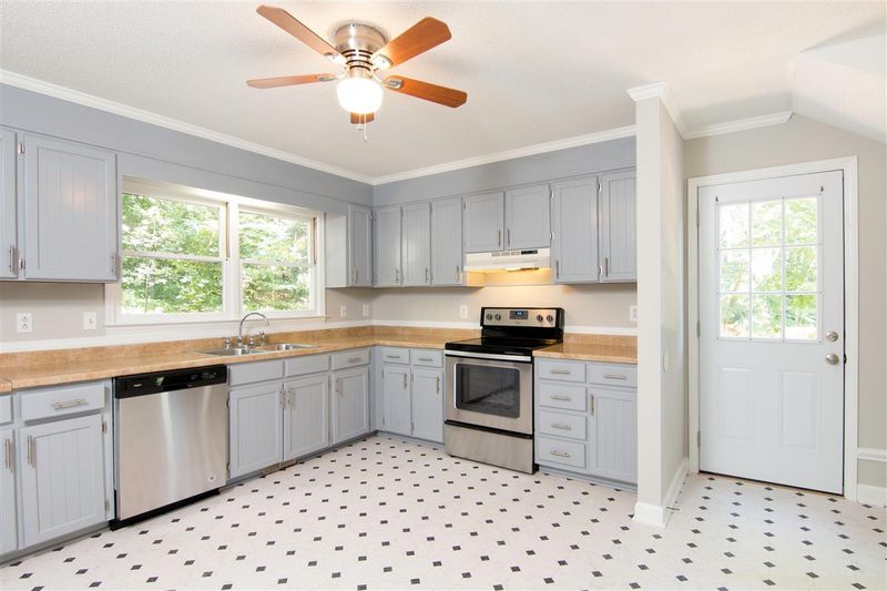 6421 Lakeway Dr, Raleigh, NC 27612