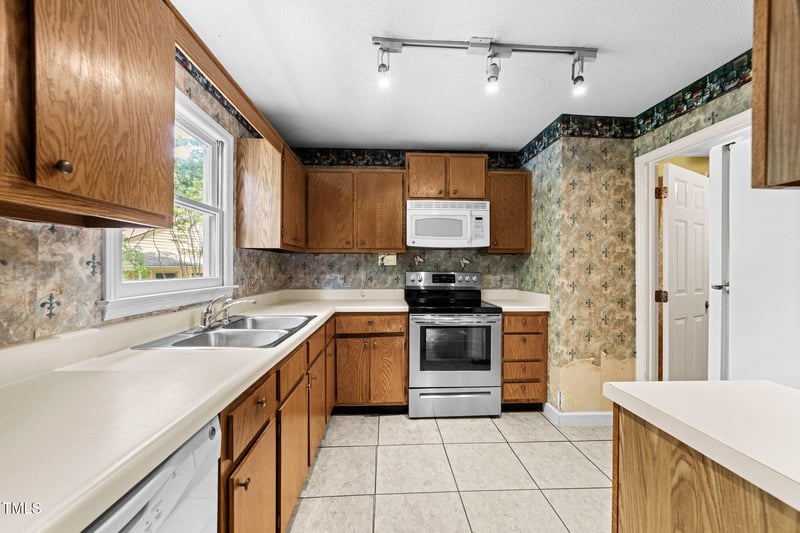 6422 English Oaks Dr, Raleigh, NC 27615