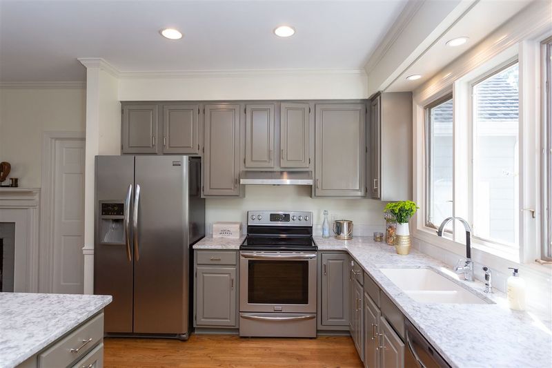 6504 Falconbridge Rd, Chapel Hill, NC 27517
