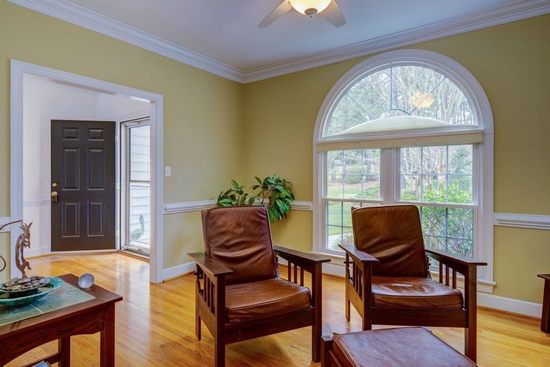 6515 Glen Forest Dr, Chapel Hill, NC 27517