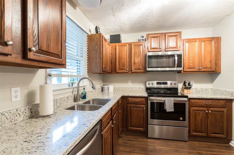 6524 Thetford Ct, Raleigh, NC 27615