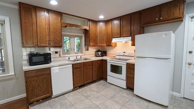 6609 Keystone Dr, Raleigh, NC 27612