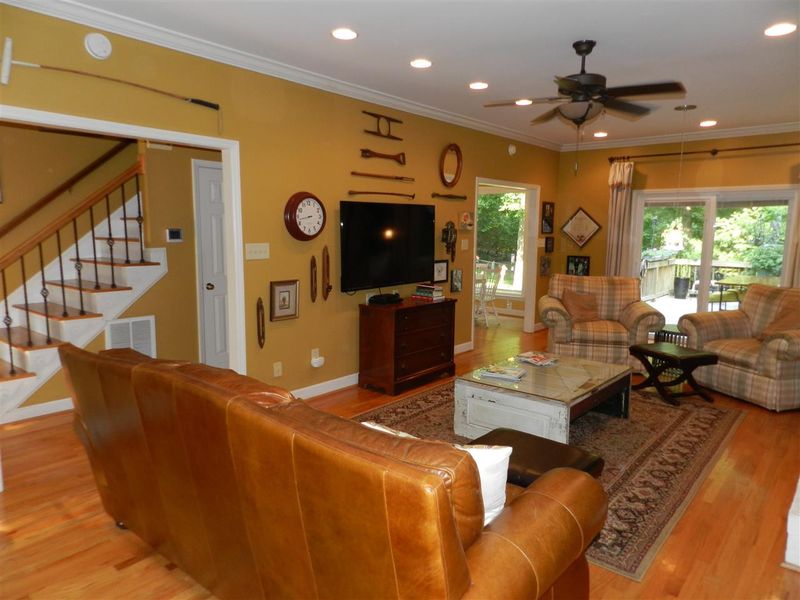 6613 Lipscomb Dr, Durham, NC 27712