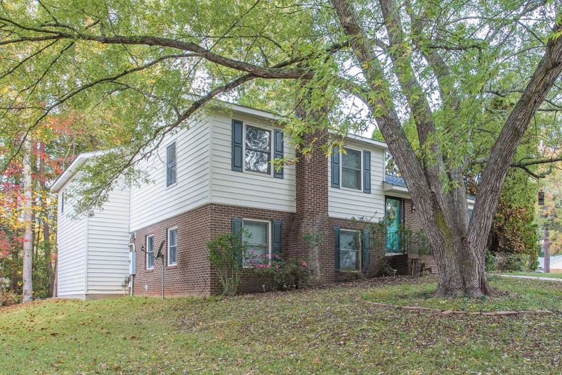 6617 Keystone Dr, Raleigh, NC 27612