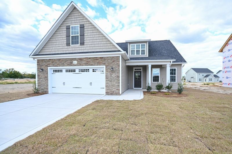 662 Amusement Dr, Hope Mills, NC 28348