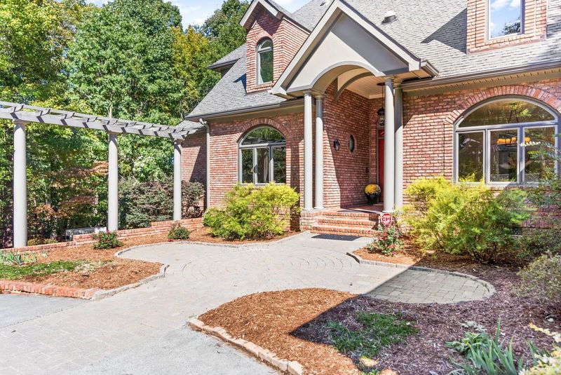 6620 Rest Haven Dr, Raleigh, NC 27612