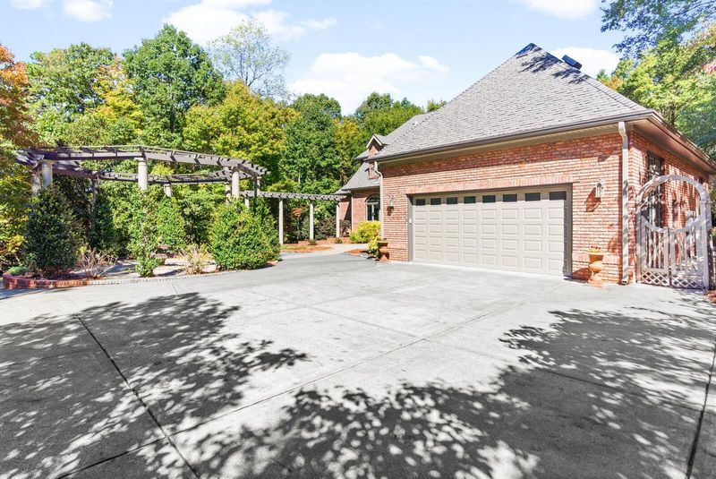 6620 Rest Haven Dr, Raleigh, NC 27612