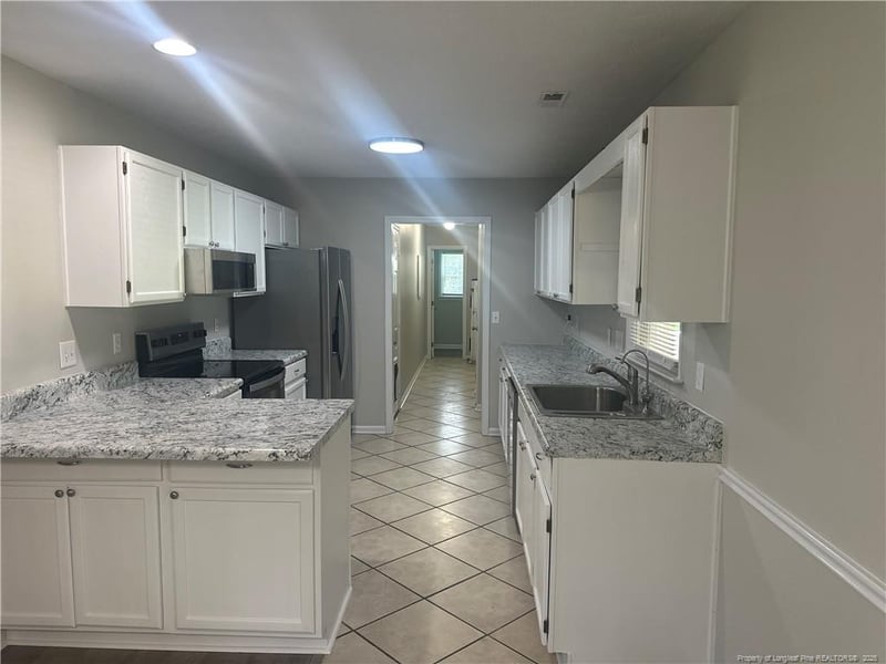 6708 Country Downs Dr, Hope Mills, NC 28348